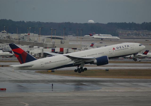 Boeing 777-200 (N707DN)