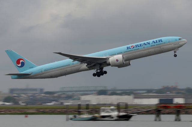 BOEING 777-300 (HL8042) - 'koreanair 092' departing back to Seoul