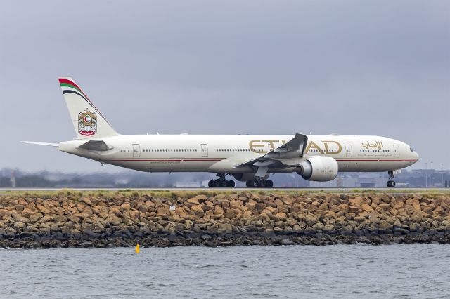 BOEING 777-300ER (A6-ETO) - Etihad Airways (A6-ETO) Boeing 777-3FX(ER) departing Sydney Airport