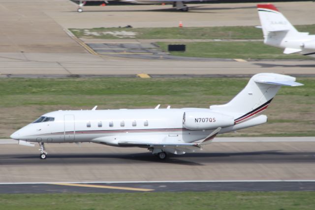 Bombardier Challenger 300 (N707QS)