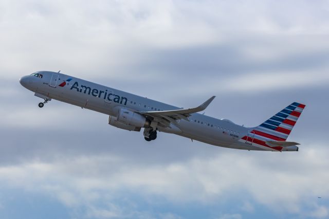 Airbus A321 (N108NN) - An American Airlines A321 taking off from PHX on 2/13/23, the busiest day in PHX history, during the Super Bowl rush. Taken with a Canon R7 and Canon EF 100-400 II L lens.