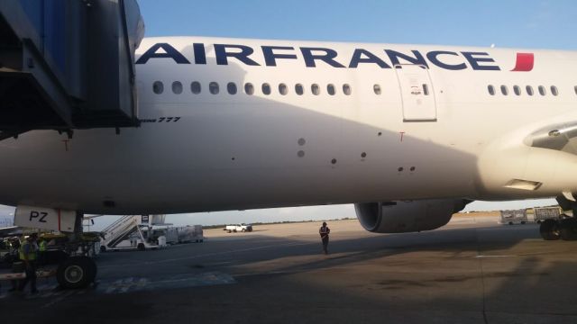 Boeing 777-200 (F-GSPZ) - THE BIG AIR FRANCE B777-200 ON ITS ARRIVAL FROM PARIS TO SANTO DOMINGO AND SOME TOMAS OF ITS PREPARATION PARASU DEPARTURE TOWARDS PARIS ...