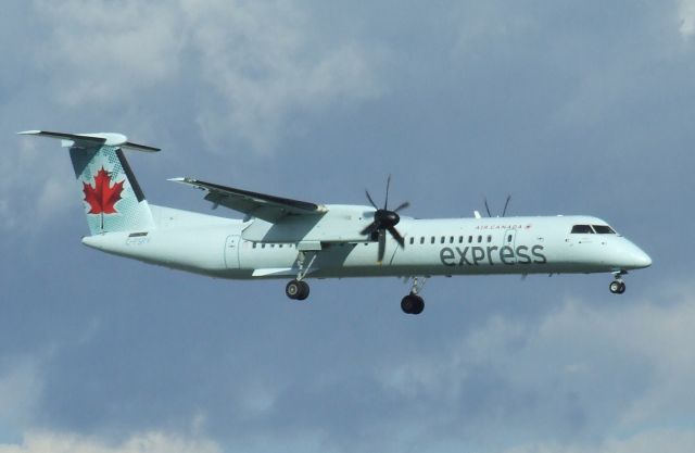 de Havilland Dash 8-400 (C-FSRY)