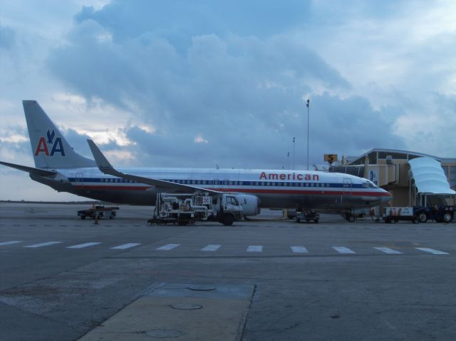 Boeing 737-800 (N958AN) - fueling at Curacao