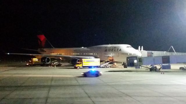 Boeing 747-400 — - FSU Football Team returns from Pasadena after their unfortunate loss against the Oregon Ducks...