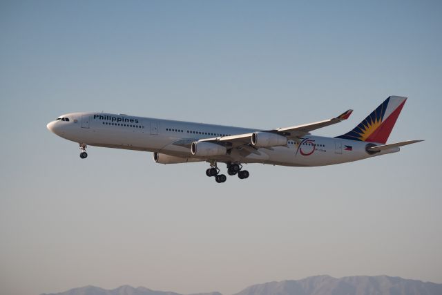 Airbus A340-300 (RP-C3438) - Landing at LAX