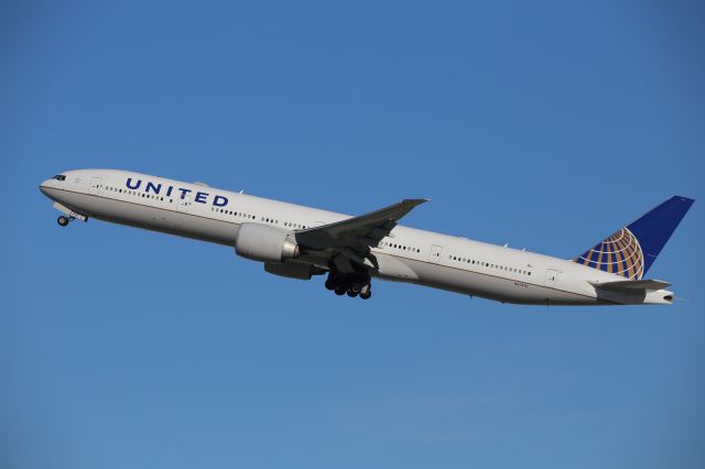 BOEING 777-300ER (N2747U)