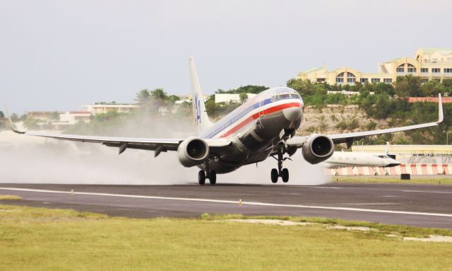 Boeing 737-800 (N939AN)