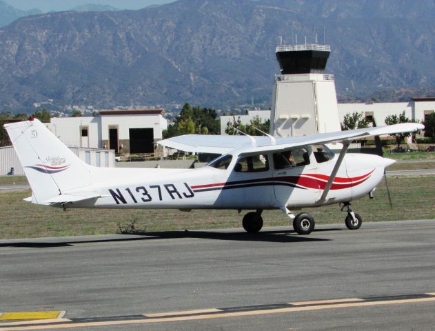 Cessna Skyhawk (N137RJ) - Taxiing at Brackett Field.