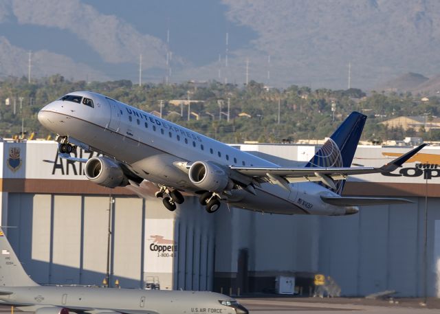 Embraer 175 (N143SY)