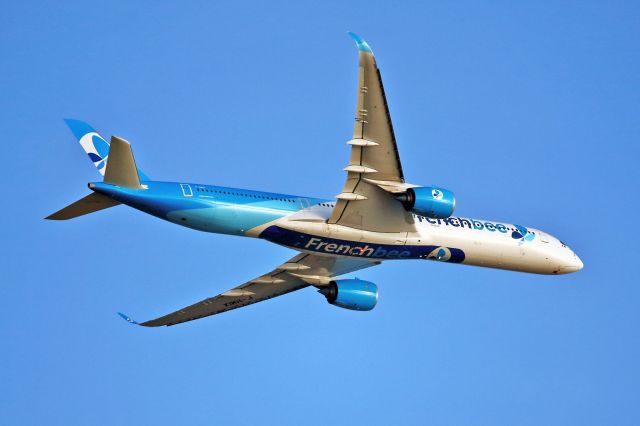 Airbus A350-1000 (F-HMIX) - Take off to La Réunion.RUN.View from my home.