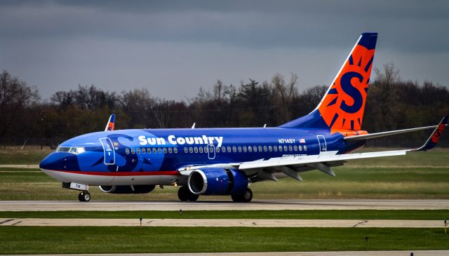 Boeing 737-700 (N714SY) - Sun Country 266 Landing at LAN