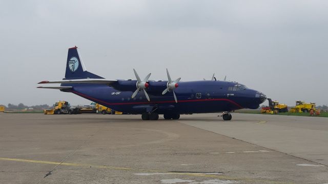 Antonov An-12 (UR-CNT)