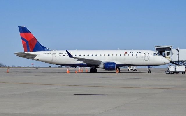 EMBRAER 175 (long wing) (N227JQ)