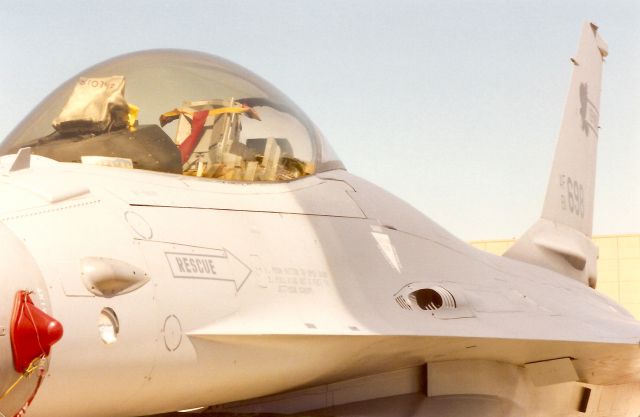 Lockheed F-16 Fighting Falcon —