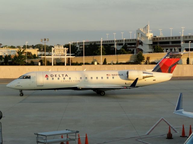 Canadair Regional Jet CRJ-200 (N8896A)