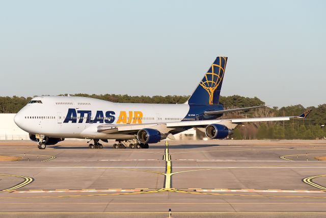 Boeing 747-400 (N465MC)