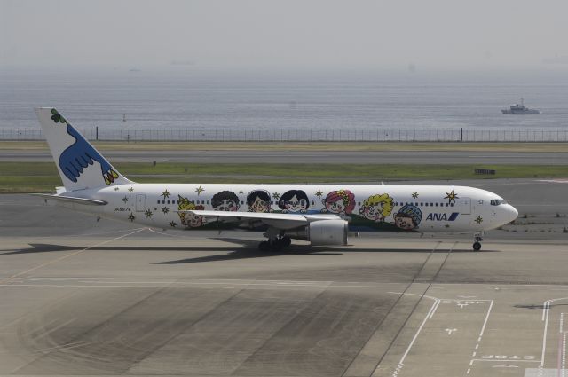 BOEING 767-300 (JA8674) - Taxing at Haneda Intl Airport on 2013/06/04 "ANA 60th Yume Jet c/s"