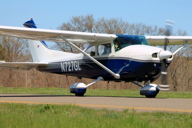 Cessna Skylane (N727GL) - Passenger spreading peace among the spotters.