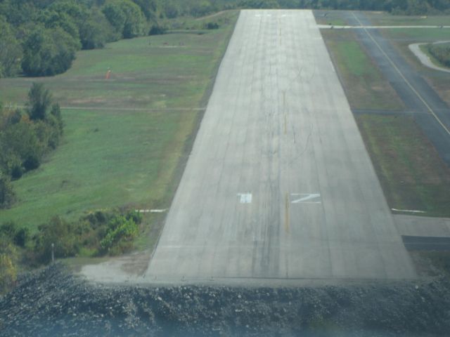 — — - Approach last summer in 182P from the northwest. This is also the very airport that 737 southwest pilot landed on in Jan / 2014. Short runway / good pilot?