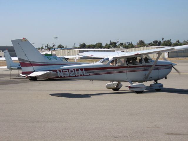 Cessna Skyhawk (N321AL) - Taxiing at Fullerton