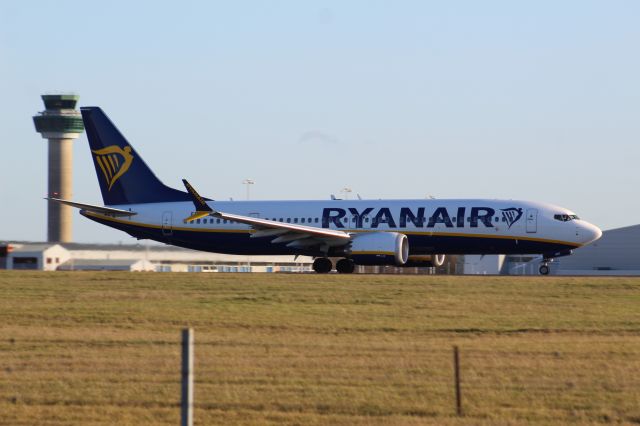 Boeing 737 MAX 8 (EI-HMT) - A Ryanair B737 MAX 8-200 taking off from runway 22 at STN.br /br /Location: Stansted Airport.br /Date: 26.12.22 (dd/mm/yy).