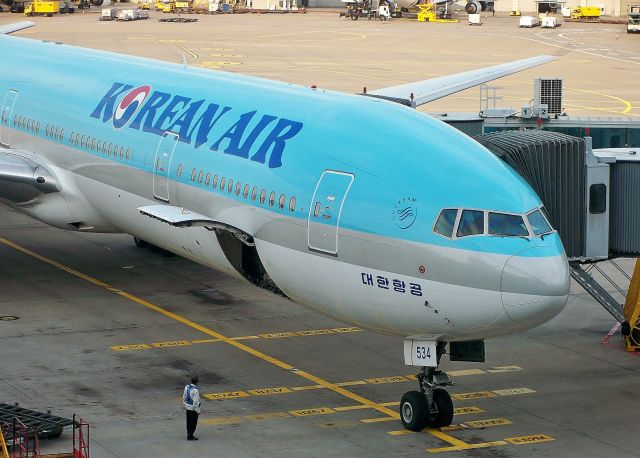 BOEING 777-300 (HL7534) - Korean Air 777-3B5 HL7534 at Seoul (ICN) on Oct 8, 2014.