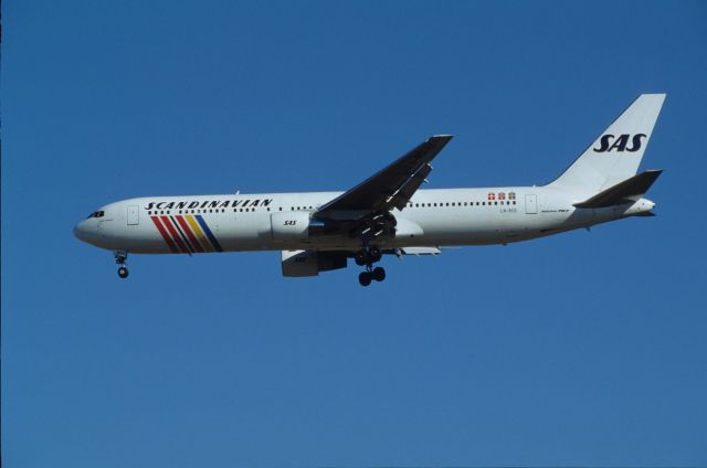BOEING 767-300 (LN-RCE) - Final Approach to Narita Intl Airport Rwy34 on 1991/01/06