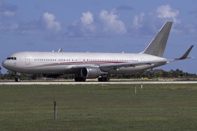 BOEING 767-300 (N495AX)