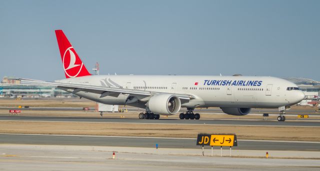 BOEING 777-300 (TC-JJG)