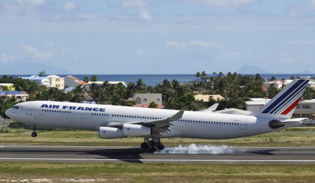 Airbus A340-300 (F-GLZU)