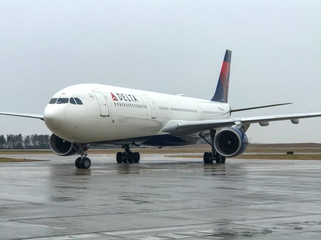 Airbus A330-300 (N802NW) - Arriving to pick up the Clemson Tigers for a ride to Phoenix.