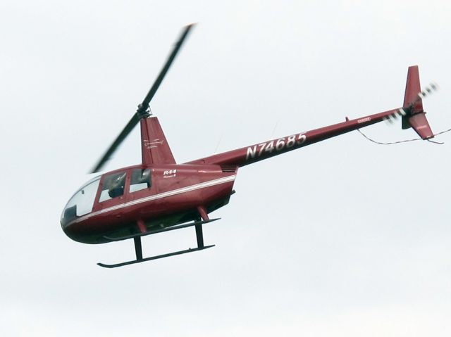 Robinson R-44 (N74685)