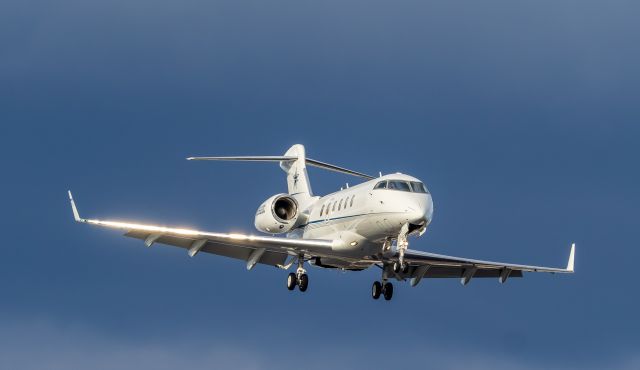 Bombardier Challenger 300 (N992DC)