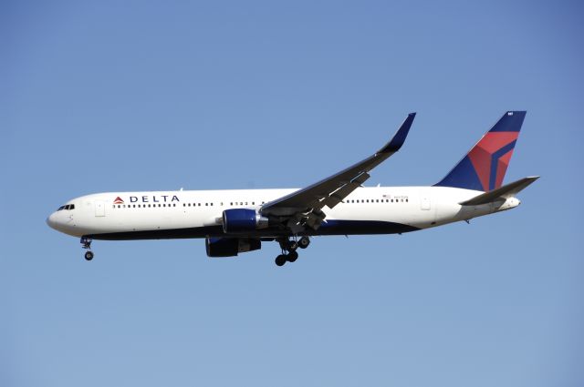 BOEING 767-300 (N197DN) - Final Approach to NRT Airport Runway 34L on 2011/12/30