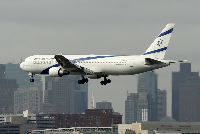 BOEING 767-300 (4X-EAM) - El Al 15 landing on 22L