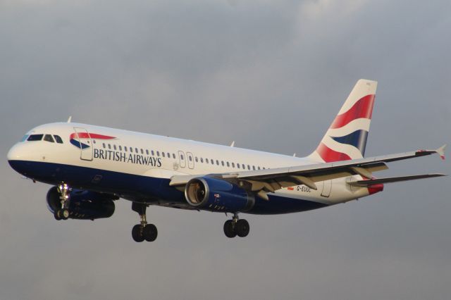 Airbus A320 (G-EUUC) - A British Airways A320 on final approach into LHR, landing on runway 27L.br /br /Location: Myrtle Ave.br /Date: 20.12.22 (dd/mm/yy).