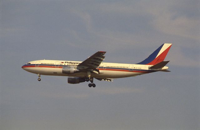 Airbus A300F4-200 (RP-C3005) - Final Approach to Narita Intl Airport Rwy34 on 1988/11/23