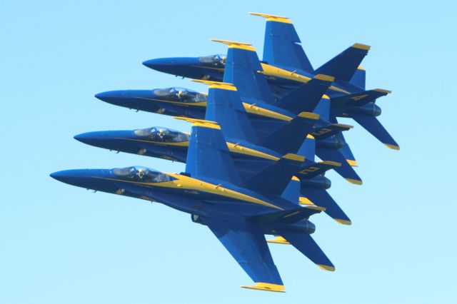 — — - San Francisco Fleet Week Blue Angels Right Echelon Pass