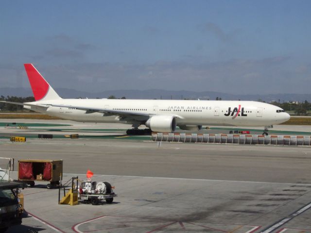 BOEING 777-300 (JA738J) - I have shot this bird at KLAX and KSFO two years apart!