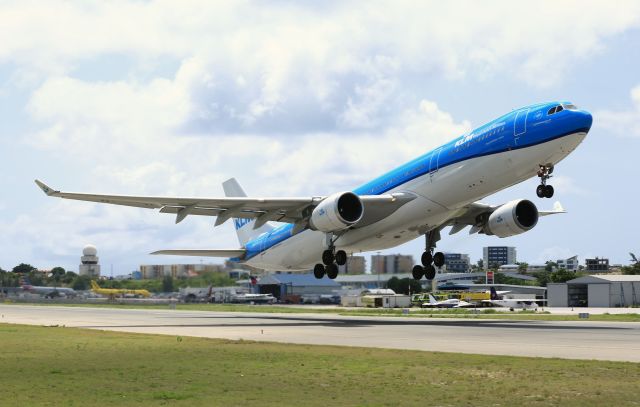 Airbus A330-300 (PH-AKE)