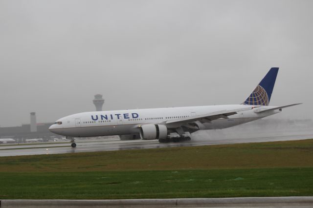 Boeing 777-200 (N793UA)