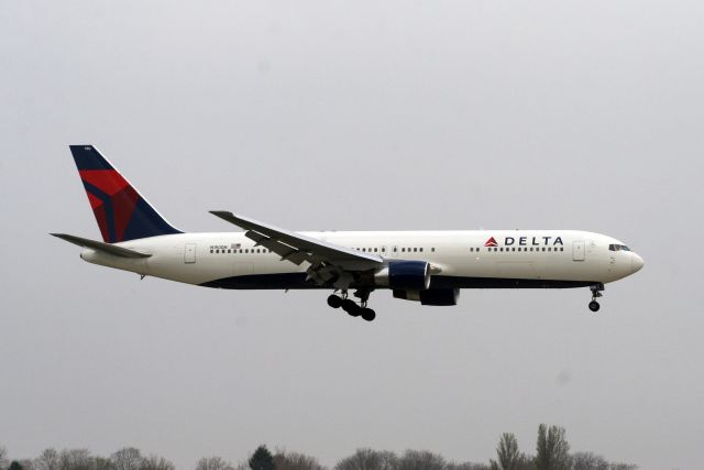 BOEING 767-300 (N190DN) - Short finals for R09L on 02-Apr-09 operating flight DAL10 from KATL.