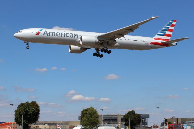 BOEING 777-300 (N731AN) - American Airlines (AA) N731AN B777-323 ER [cn33523]br /London Heathrow (LHR). American Airlines flight AA136 crosses low over the A30 Great South-West Road before touching down on 27L from Los Angeles (LAX)br /Taken from Myrtle Avenue Gardens, Hatton Cross (27L approach)br /br /2018 08 02br /a rel=nofollow href=http://alphayankee.smugmug.com/Airlines-and-Airliners-Portfolio/Airlines/AmericasAirlines/American-Airlines-AAhttps://alphayankee.smugmug.com/Airlines-and-Airliners-Portfolio/Airlines/AmericasAirlines/American-Airlines-AA/a