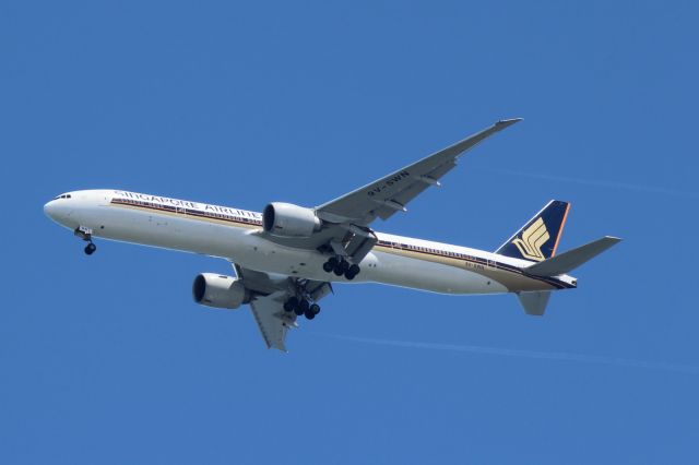 BOEING 777-300ER (9V-SWN) - approximately 10km from KSFO, altitude 2000~2500 feet.