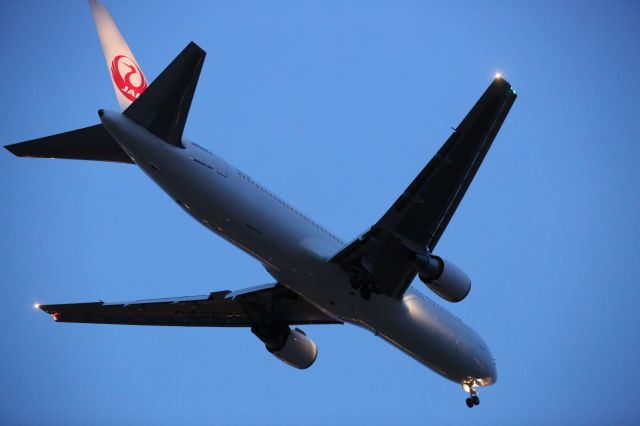 BOEING 767-300 (JA622J) - 25 August 2015: HND-HKD.