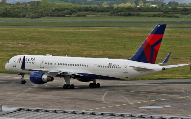 Boeing 757-200 (N713TW) - delta b757-2 n713tw dep shannon 7/5/15.