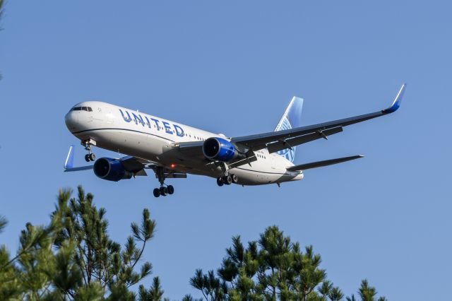 BOEING 767-300 (N665UA)