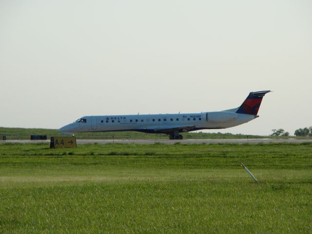 Embraer ERJ-135 (N562RP)