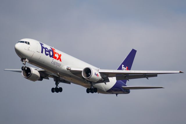 BOEING 767-300 (N273FE)